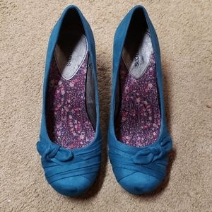 Maurices Tara low pump w side bow.  Teal.  8